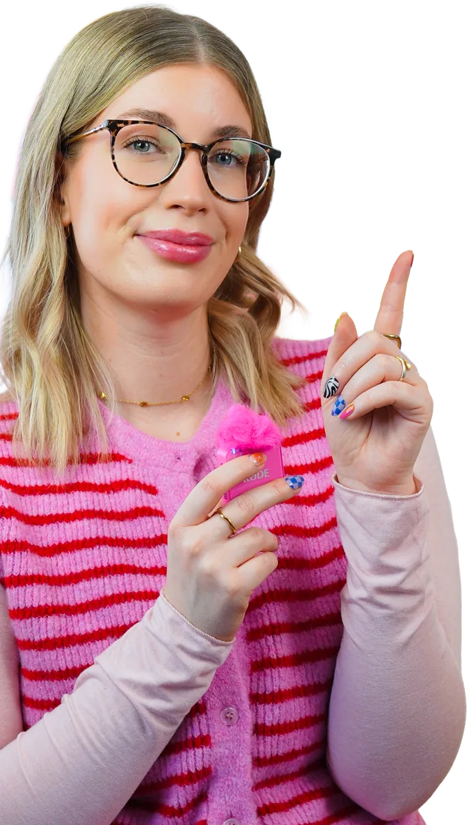 Lena mit einem Stapel Bücher